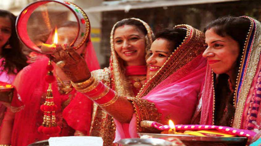 Karwa Chauth 2020 : पति की लंबी आयु के लिए ध्यान रखे यह बातें, आज के दिन का शुभ और अशुभ मुहूर्त जानें