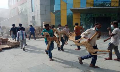 नोएडा BREAKING: खिलौने बनाने वाली कंपनी में भीषण आग लगी, दमकल की 16 गाड़ियां पहुंची