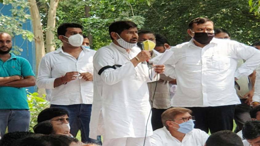 गौतमबुद्ध नगर: सामाजिक संगठनों ने दिया धरना, बोले- जिले में कानून-व्यवस्था का बुरा हाल