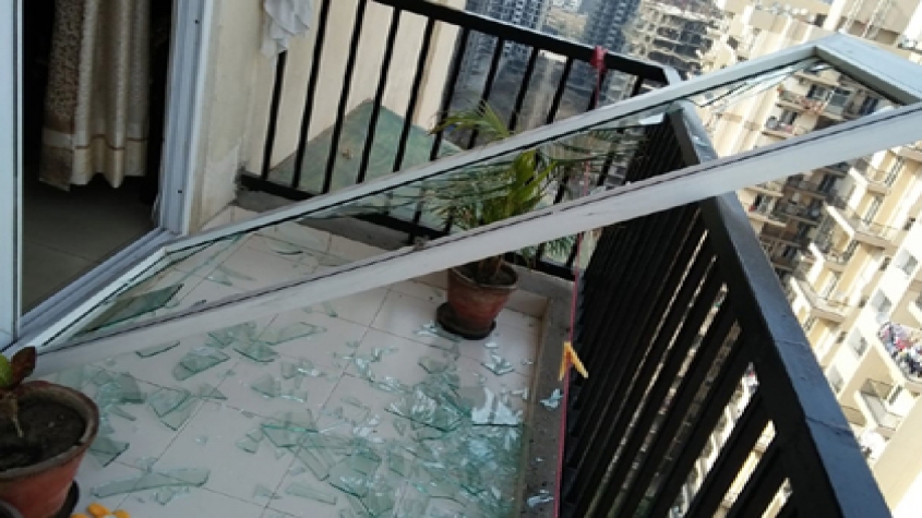 ग्रेनो वेस्ट की ला रेजिडेंशिया सोसायटी में हुए हादसे में बुजुर्ग और उनकी पोती बाल-बाल बचे
