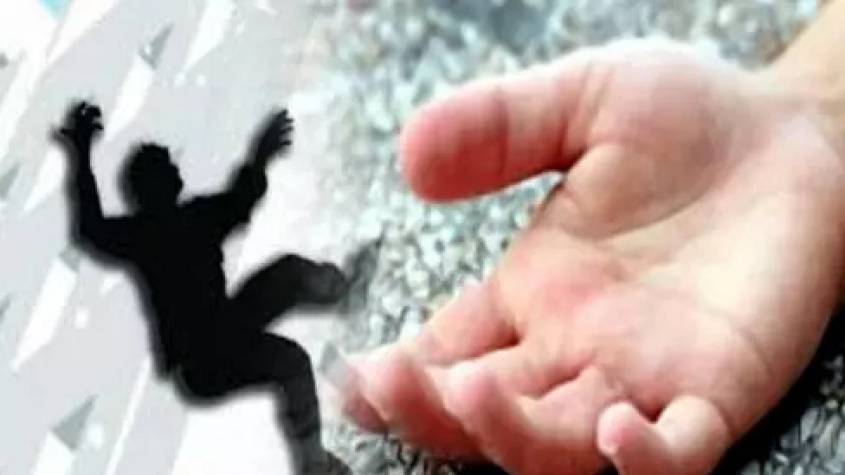 ग्रेटर नोएडा में बड़ा हादसा, छज्जा टूटने से दो मजदूर गिरे, एक की मौत