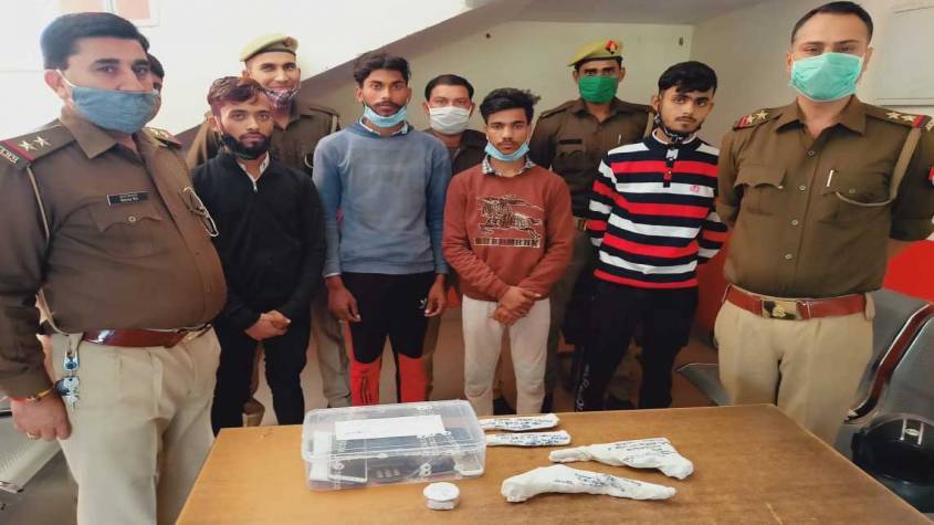 गौतमबुद्ध नगर पुलिस को मिली बड़ी कामयाबी, शहर में 200 लोगों को लिफ्ट देकर लूटने वाला गिरोह पकड़ा गया, महिलाएं भी शामिल