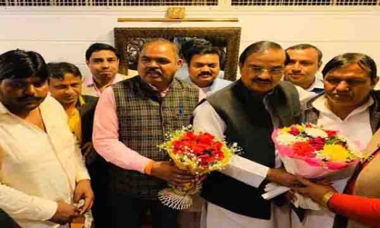 सांसद महेश शर्मा ने जिले के नवनिर्वाचित पदाधिकारियों को मिठाई खिलाकर बधाई दी