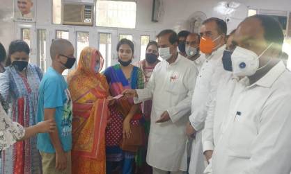 सांसद और महानगर अध्यक्ष ने ललित मोहन शर्मा के परिजनों को 5 लाख रुपये की सहायता राशि दी