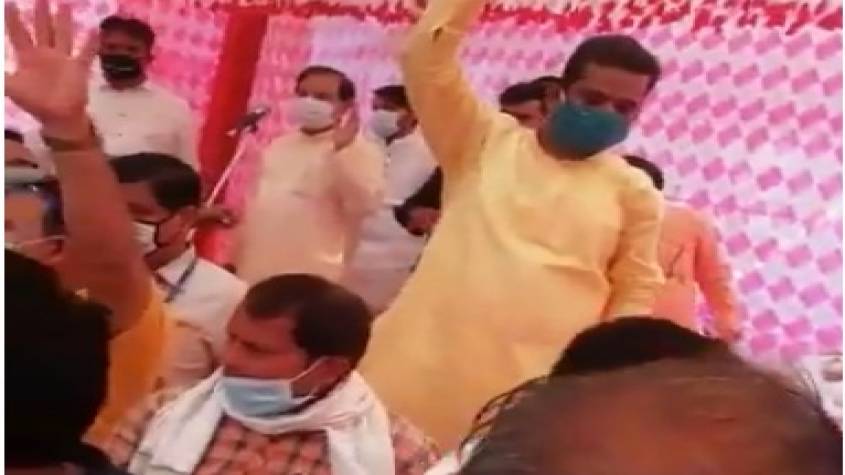 नोएडा के सांसद डॉ.महेश शर्मा से बोले ग्रामीण- 5 साल में आए हो, हमें नहीं चाहिए नाली-सीवर, आबादी और मुआवजे पर बात करो, Video Viral