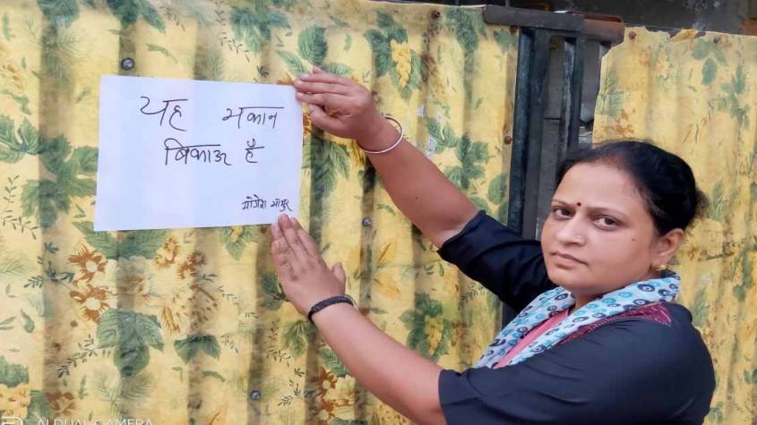 गाजियाबाद जिले में दबंगों का साया, लोगों ने घर की दीवारों पर लगाए मकान बिकाऊ है पोस्टर