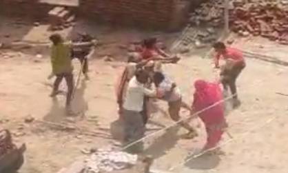 ग्रेटर नोएडा : दो परिवारों में जमकर चले लाठी-डंडे, वीडियो वायरल
