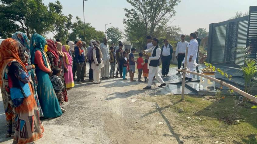 मुलायम सिंह यादव के जन्मदिन पर जरूरतमंदों को स्टेशनरी वितरित की गई