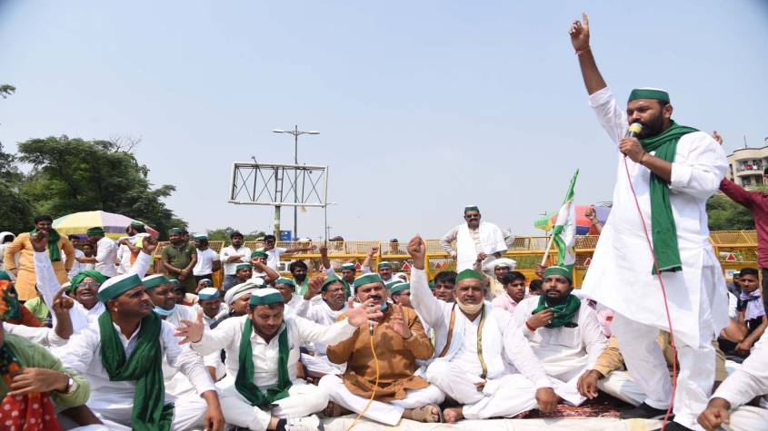 किसानों ने नोएडा-दिल्ली बॉर्डर पर बोला हल्ला, केंद्र सरकार को किसान विरोधी बताया