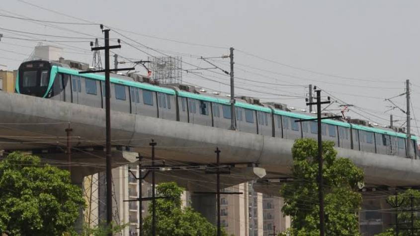 नोएडा और दिल्ली में मेट्रो सेवाएं बहाल करने की मांग