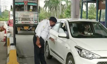 नोएडा-दिल्ली सीमा पर सख्त चेकिंग, लॉकडाउन के चलते पुलिस मुस्तैद