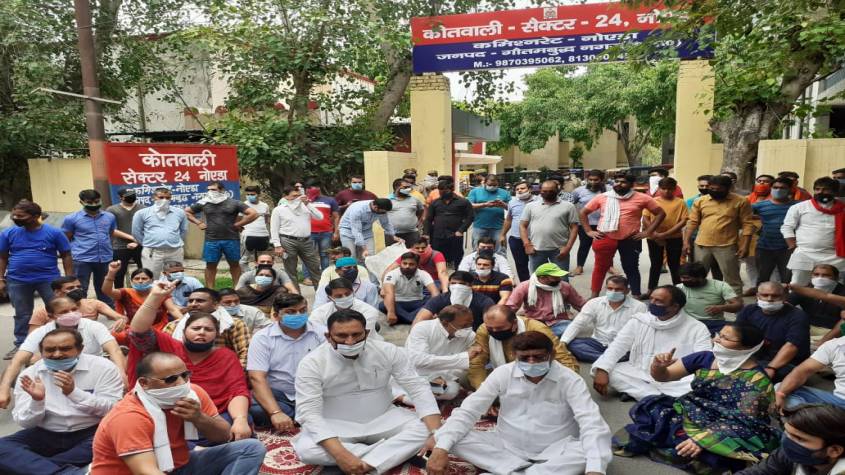 BIG BREAKING: नोएडा भाजपा के पूर्व अध्यक्ष गिरफ्तार, बड़ी संख्या में भाजपाई धरने पर बैठे