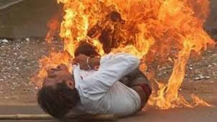 Greater Noida: वेतन नहीं मिला तो कर्मचारी ने एनटीपीसी के गेट पर पेट्रोल डालकर आत्मदाह का प्रयास किया