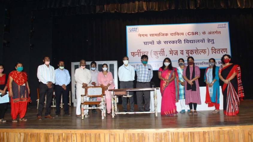 एनटीपीसी दादरी में 22 स्कूलों के बच्चों के लिए फर्नीचर दिया