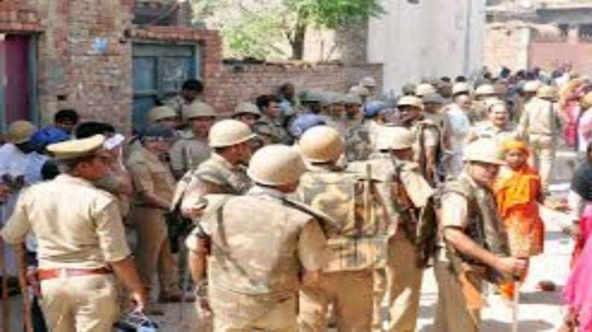 गाजियाबाद: हिस्ट्रीशीटर को गिरफ्तार करने पहुंची पुलिस पर गांव की महिलाओं ने किया पथराव, 67 लोगों के खिलाफ मुकदमा दर्ज