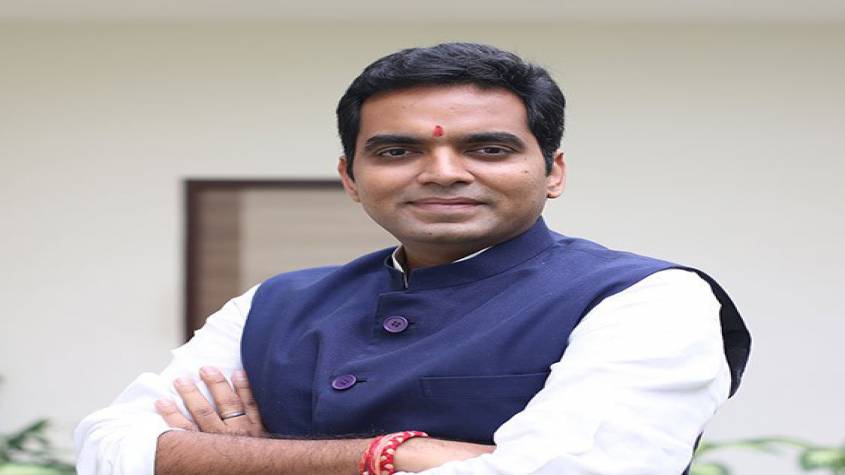 पंकज सिंह ने विधायक निधि से एक करोड़ रुपये सीएम और चार माह का मूल वेतन पीएम केयर्स फंड में दिया