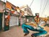 लॉकडाउन में पियक्कड़ परेशान, नोएडा में ठेके का शटर उखाड़ा और दिल्ली में लूटी शराब की दुकान
