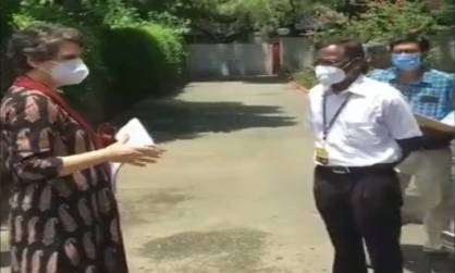 VIDEO: प्रियंका गांधी ने दिल्ली में केंद्र सरकार बंगला सौंपा, देखिए अफसरों को कैसे घुमाया पूरा घर