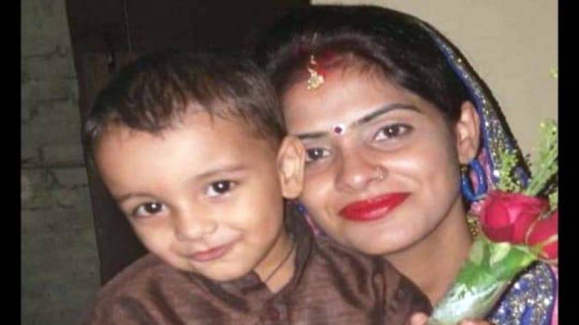ग्रेटर नोएडा वेस्ट : प्रियंका और उसके बेटे को 17वीं मंजिल से गिराकर मारा, पिता ने दर्ज करवाई एफआईआर