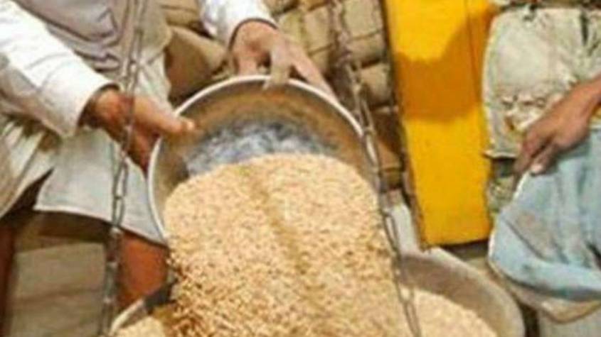 योगी आदित्यनाथ भिजवा रहे फ्री का राशन, डीलर कर रहे घोटाला