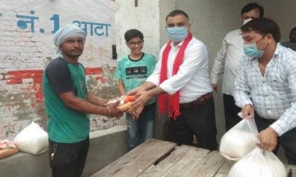 NOIDA: भाजपा नेता रविकांत मिश्रा ने गरीबों को राशन वितरित किया
