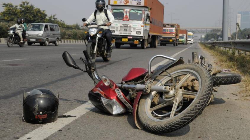 Greater Noida: पेरीफेरल एक्सप्रेस वे पर हादसे में बाइक सवार युवक की दर्दनाक मौत
