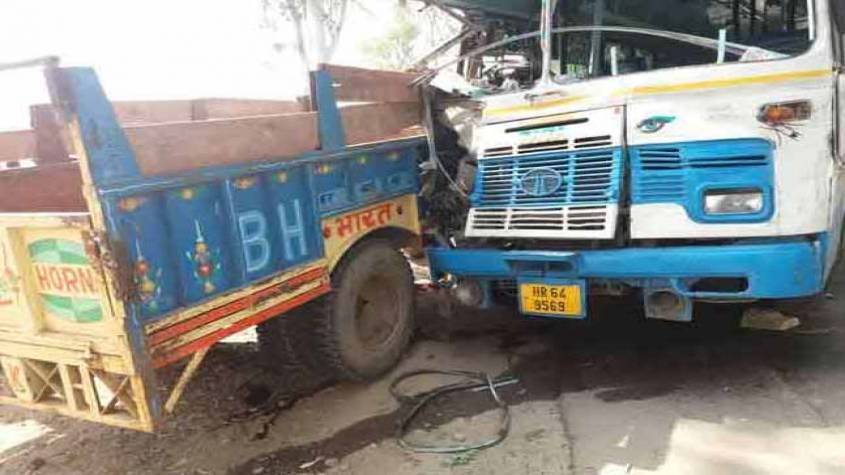 ग्रेटर नोएडा में यमुना एक्सप्रेस वे पर बड़ा हादसा, रोडवेज बस ट्रैक्टर ट्रॉली से टकराई, 11 घायल