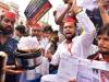 Uttar Pradesh: सपा कार्यकर्ताओं ने भीख मांगी और पकौड़े तले, जानिए वजह