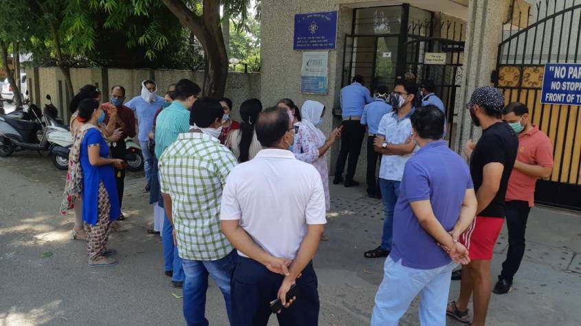 Greater Noida: बच्चों की ऑनलाइन क्लास बंद करने पर स्कूल के खिलाफ पेरेंट्स ने प्रदर्शन किया