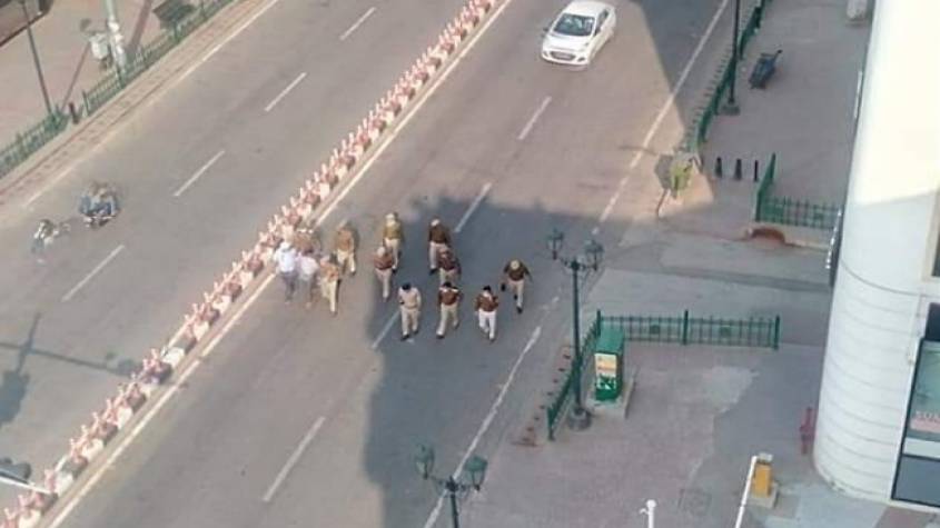 Big Breaking: गौतमबुद्ध नगर में रोजाना 12 घण्टे कर्फ्यू, शादी, सभा और अंतिम संस्कार के लिए पुलिस ने जारी की एडवाइजरी