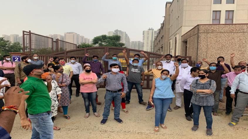 ग्रेटर नोएडा वेस्ट: स्कूल प्रबंधन ने अभिभावकों से मीटिंग नहीं की, भड़के लोगों ने किया हंगामा