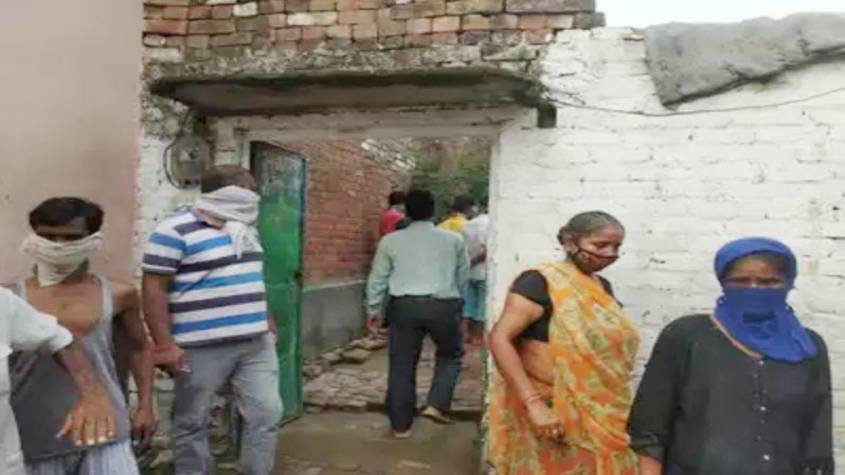 UP: घर में सोती हुई मां और चार बच्चों की बंदरों ने ली जान, जानिए पूरा मामला