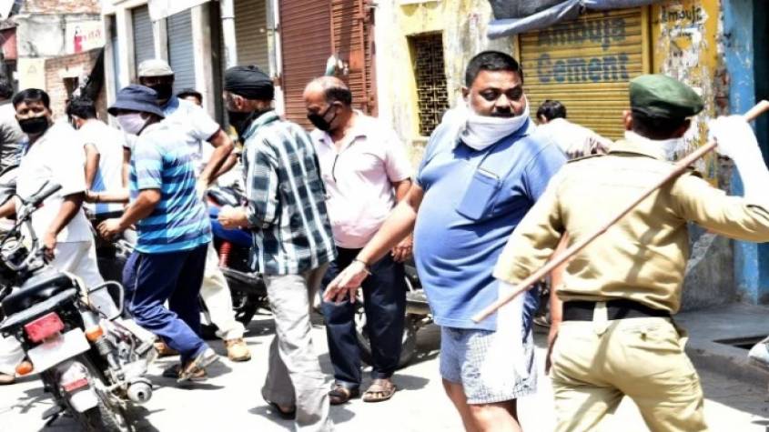 नोएडा में बिकी 4 करोड़ की शराब, सोशल डिस्टेंशिंग हुई काफूर, पुलिस को चलानी पड़ीं लाठियां