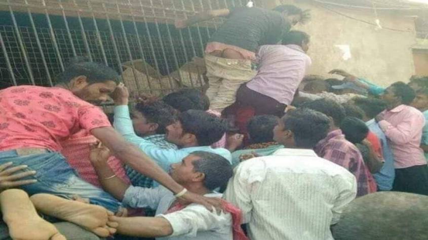 शराब की दुकानों पर लगी भीड़ को अपनी पेंट का ख्याल नहीं, सोशल डिस्टेंशिंग का क्या ख्याल रखेंगे, हालात देखिए