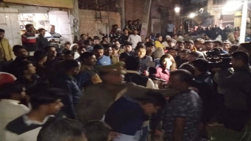 BREAKING: जामिया गोलीकांड के आरोपी के घर पहुंची पुलिस, सैकड़ों लोगों का जमावड़ा