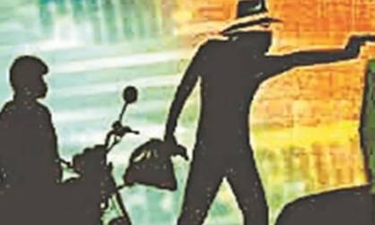 Greater Noida West: सुरक्षाकर्मी से बदमाशों ने राइफल लूटी