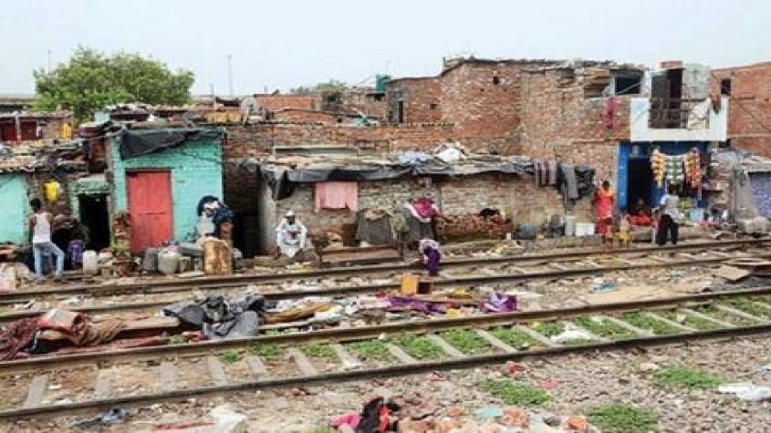 दिल्ली-एनसीआर की 48 हजार झुग्गियों पर चिपका 14 सितंबर तक खाली करने वाला नोटिस