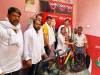 अखिलेश यादव के जन्मदिन पर टॉपर चंचल को मिली साइकिल, स्कूल की राह हुई आसान