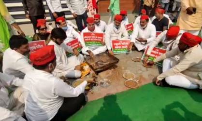 नोएडा में समाजवादी पार्टी का स्कूलों के खिलाफ अनोखा प्रदर्शन, पहले नारेबाजी और फिर किया हवन, देखें वीडियो