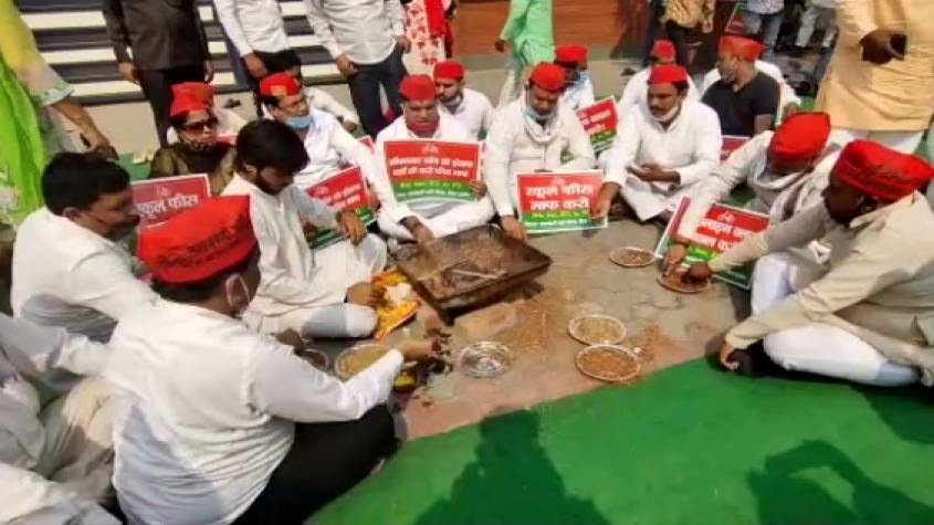 नोएडा में समाजवादी पार्टी का स्कूलों के खिलाफ अनोखा प्रदर्शन, पहले नारेबाजी और फिर किया हवन, देखें वीडियो