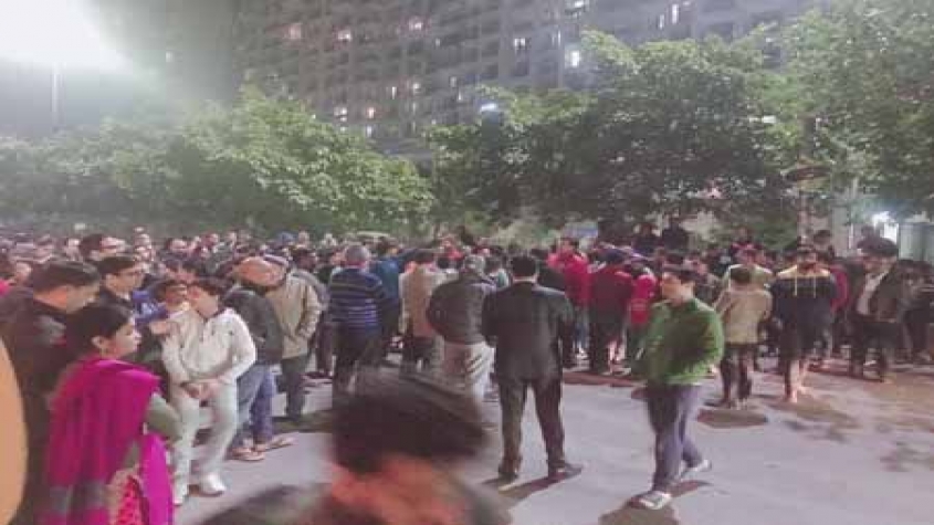 आवारा कुत्तों से परेशान सोसायटी रेजिडेंट्स ने आधी रात में सड़क पर ट्रैफिक जाम लगाया