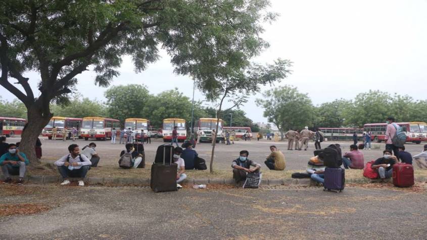 नोएडा और ग्रेटर नोएडा से 1184 स्टूडेंट घर भेजे गए, कुछ इस तरह हुई रवानगी