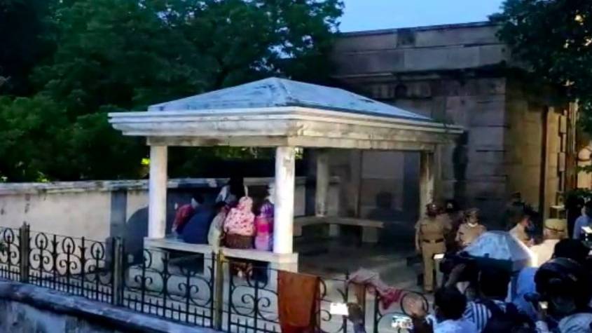 कानपुर शूटआउट: संगीनों के साए में 5 लाख के इनामी विकास दुबे का अंतिम संस्कार, जानिए पूरा मामला