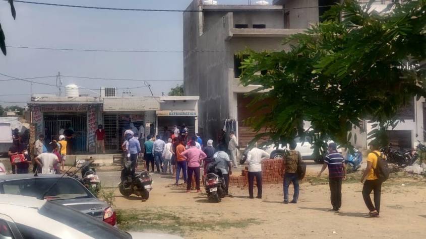 Greater Noida: शराब के ठेके खुले तो खरीदने वालों की लग गई लंबी लाइन