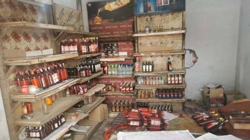 Greater Noida : शराब के ठेके की दीवार तोड़कर चोरी, महंगी शराब और कैश चुराकर ले गए चोर