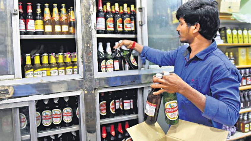 BREAKING: अब यूपी के शॉपिंग मॉल्स में मिलेगी शराब और बीयर, सोमवार से जारी होंगे लाइसेंस