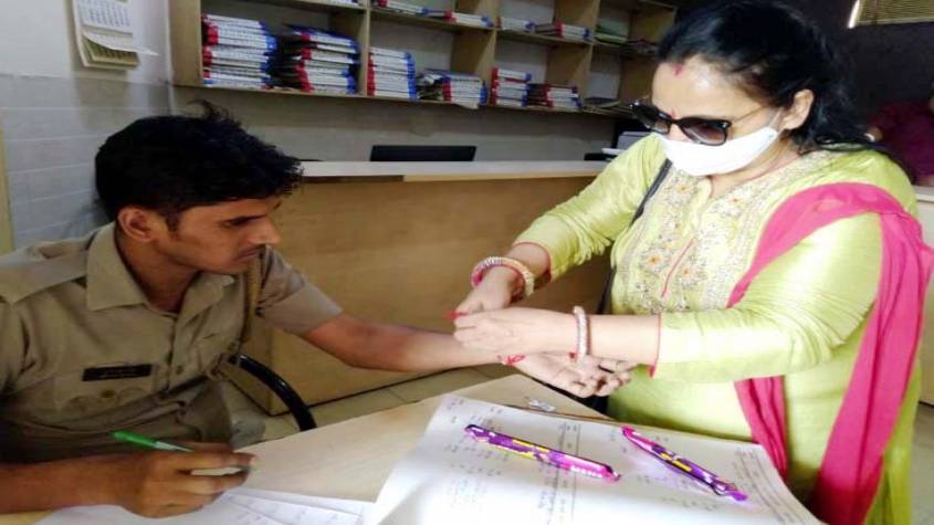 नोएडा: पुलिस ने कोरोना से समाज की रक्षा की, महिलाओं ने बांधी राखियां
