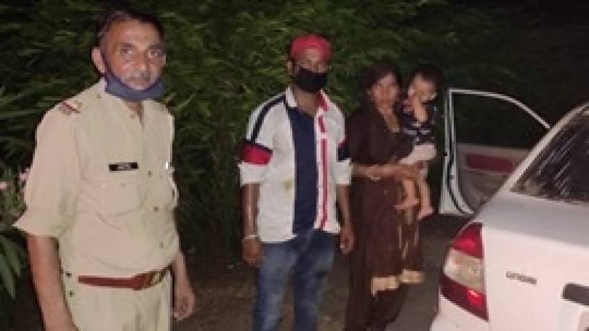 Greater Noida: मुसीबत में फंसे कार सवार दंपत्ति के लिए आधी रात दूत बनकर पहुंची पुलिस, जानिए कैसे की मदद