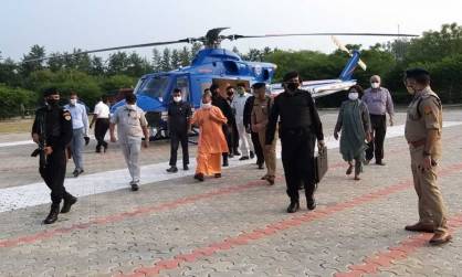 BREAKING: ग्रेटर नोएडा में जीबीयू पहुंचे योगी आदित्यनाथ, समय से 10 मिनट पहले पहुंचे